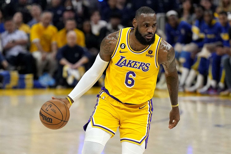 Diferentes opciones de carrera de cuatro jugadores de baloncesto famosos